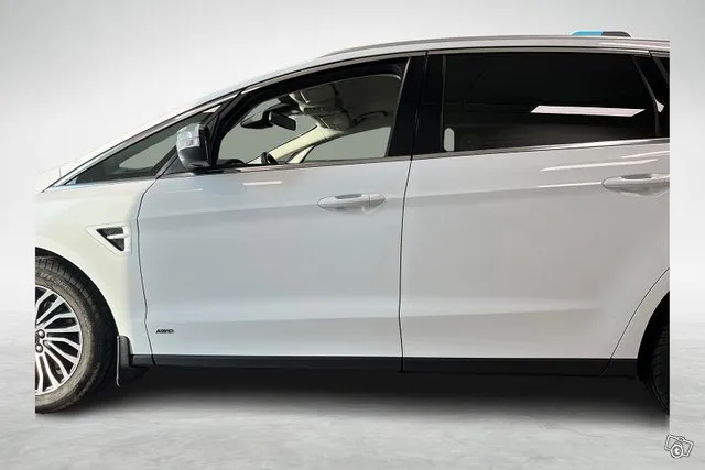 Ford S-Max 2,0 TDCi EcoBlue 190hv A8 AWD Titanium *7-paikkainen / Neliveto / Automaatti / Lisälämmitin / Sähköinen koukku / Navigointi / Pysäköintitutkat + Kamera + Avustin / Adaptiivinen Cruise* - Auto Image 4